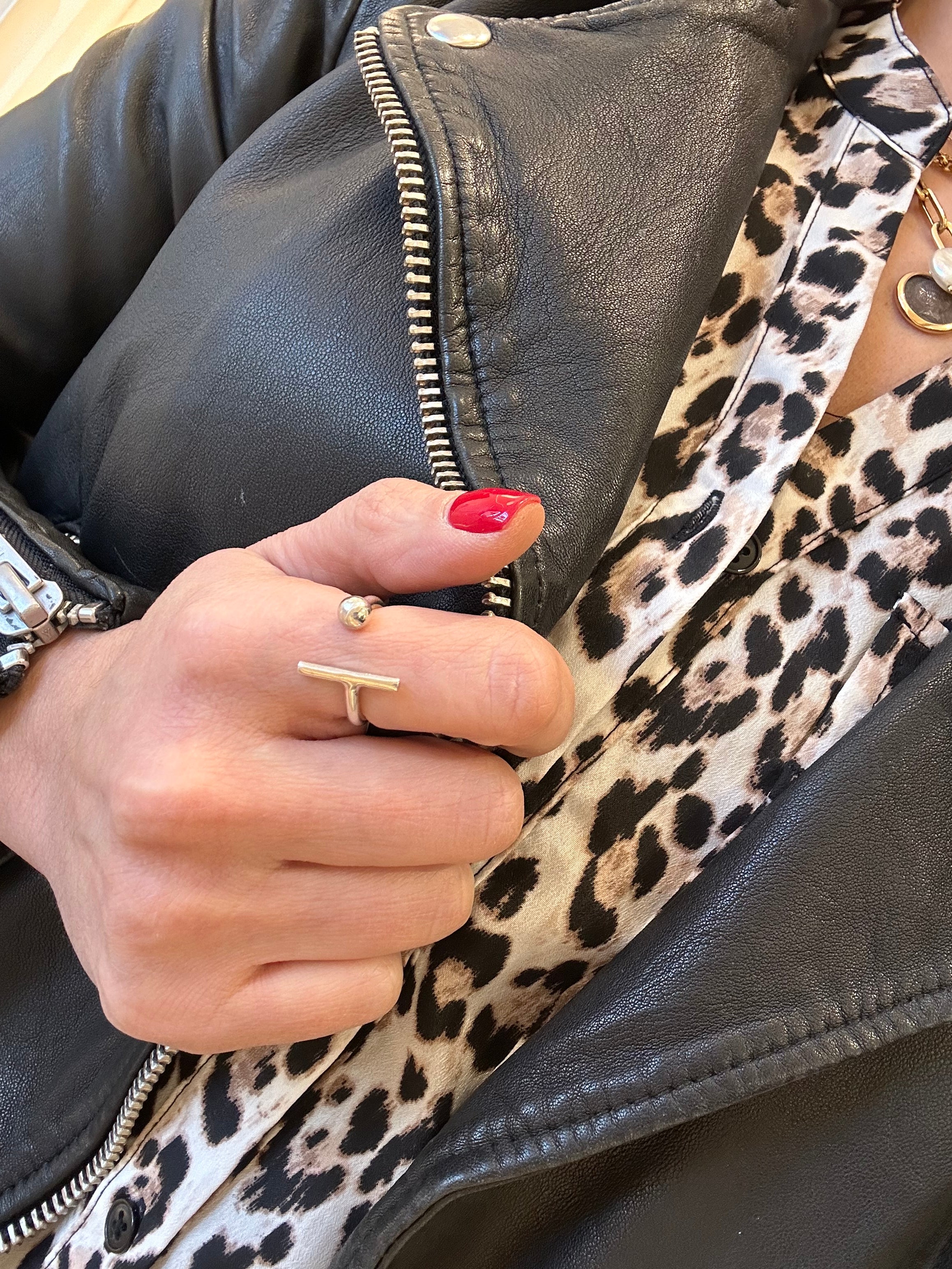 Line-Dot Ring