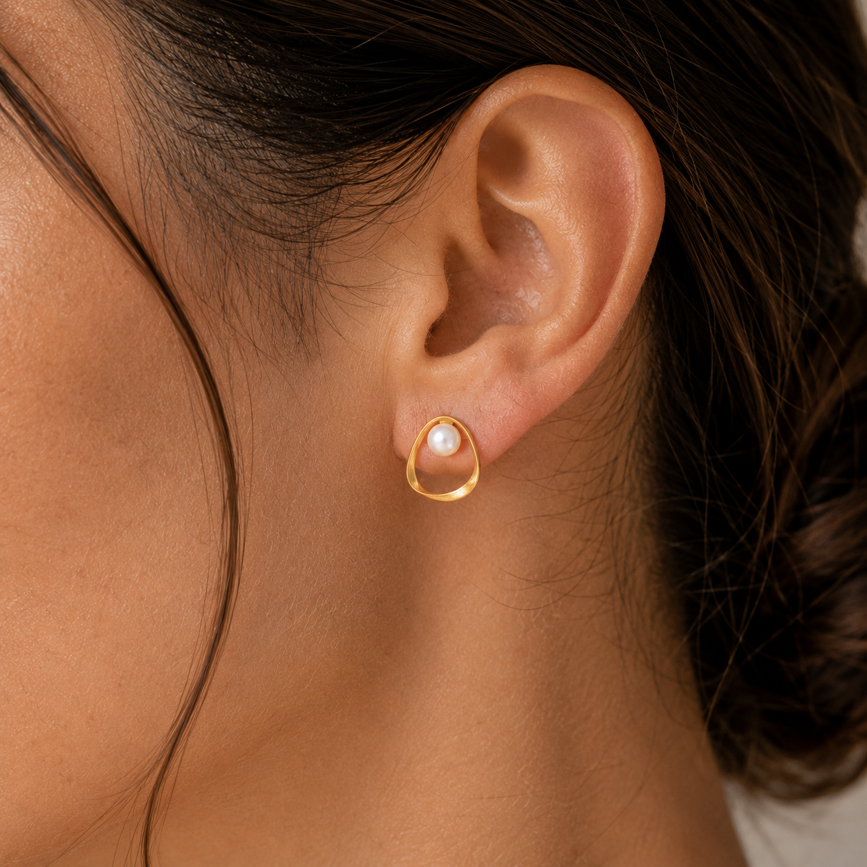 Elara Pearl Earrings
